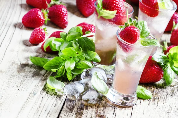 Roze cocktail met aardbei — Stockfoto