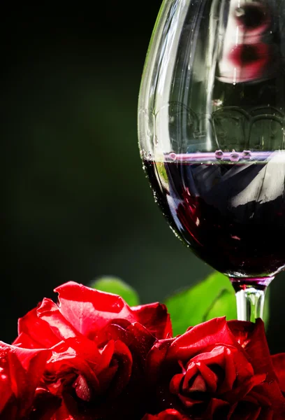 Vino rosso e rose rosse — Foto Stock