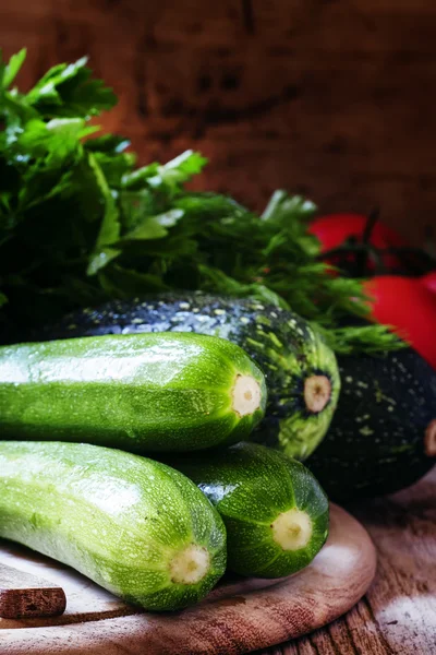 Groene courgette op de houten snijplank — Stockfoto