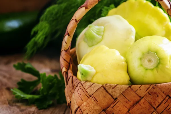 Kleiner gelber Pattypan-Kürbis — Stockfoto