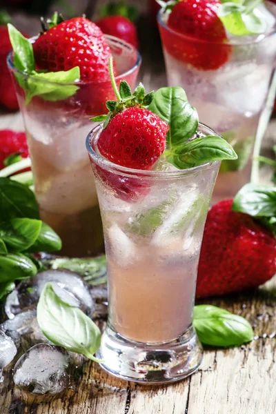 Roze cocktail met aardbei — Stockfoto