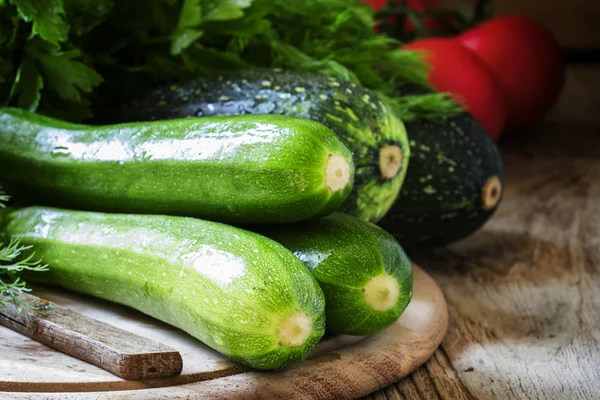 Grüne Zucchini auf dem Holzschneidebrett — Stockfoto