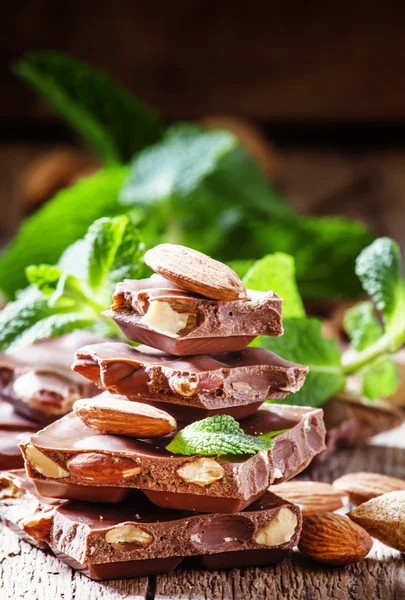 Шоколад со сладким миндалем и мятой — стоковое фото