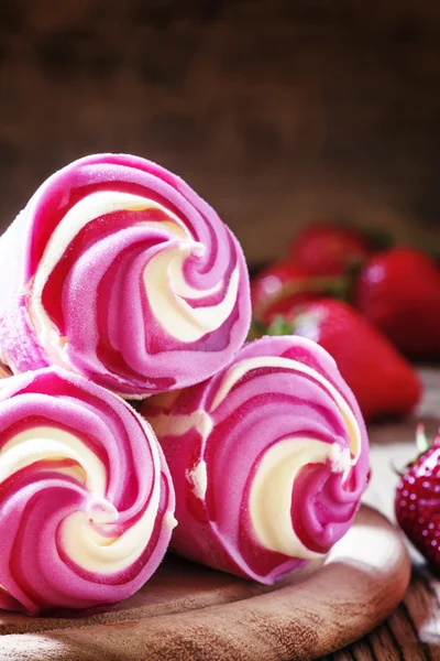 Strawberry and vanilla ice cream — Stock Photo, Image