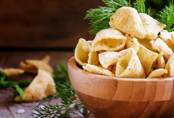 Chips de nachos de milho na forma de cones — Fotografia de Stock