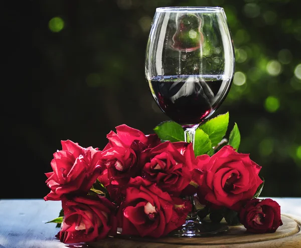 Vino rosso e rose rosse — Foto Stock