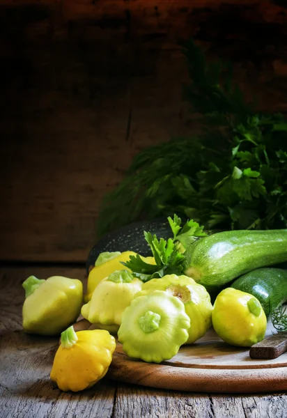 Pattypan dan zucchini di atas meja kayu tua — Stok Foto
