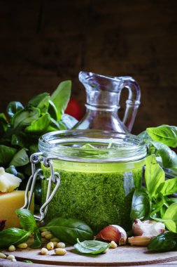 Pesto sos cam kavanozda