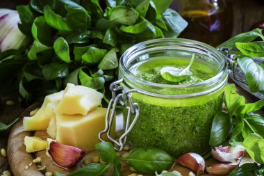 Pesto sos cam kavanozda