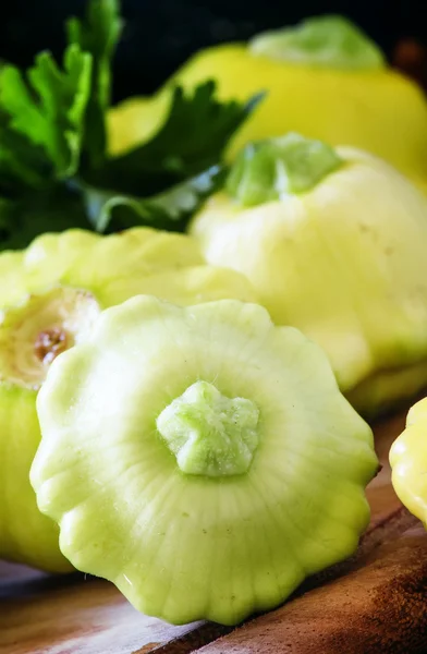 Pattypan oder Zucchini auf altem Holztisch — Stockfoto