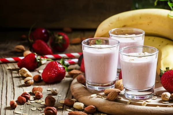 Batido con plátano, fresas, avena y nueces molidas —  Fotos de Stock