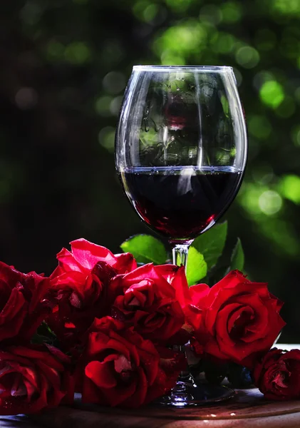 Vino rosso e rose rosse — Foto Stock