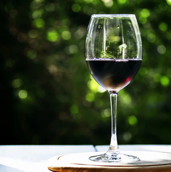 Glas kalten Rotwein — Stockfoto