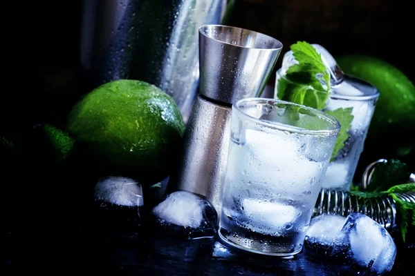 Set di strumenti da bar e ingredienti per preparare cocktail — Foto Stock