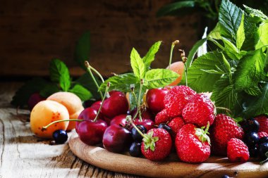 Olgun lezzetli yaz meyve ve çilek 