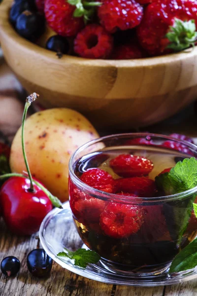 Літній фруктовий чай з м'ятою в склянці — стокове фото