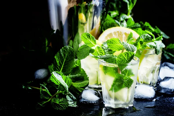 Kalter Sommercocktail mit Wodka — Stockfoto