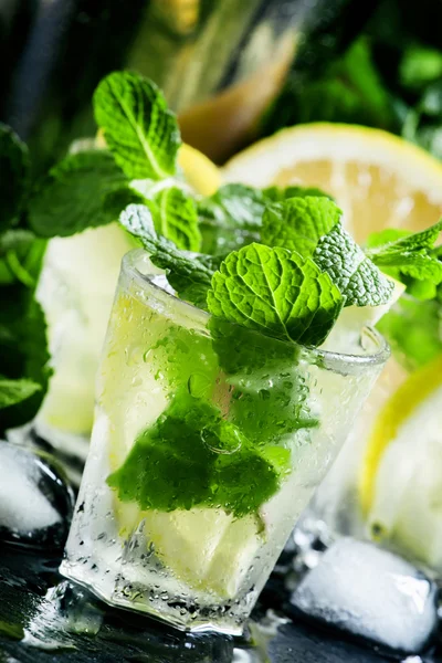 Zomerse koude cocktail met wodka — Stockfoto