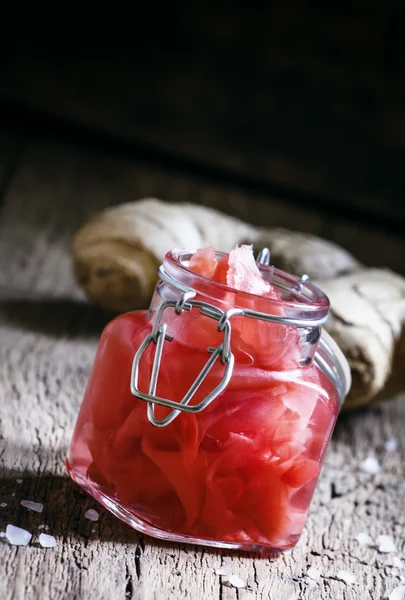 Gingembre dans une marinade, bocal en verre — Photo