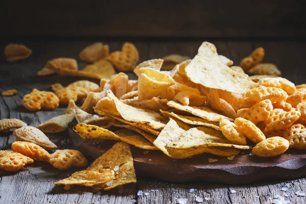 Chips mexicanos de maíz, nachos con sal — Foto de Stock