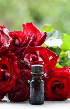 Kahverengi cam şişede temel Gül yağı