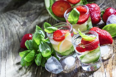 Çilekli yaz limonatası