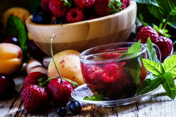 Летний фруктовый чай с мятой в стакане — стоковое фото