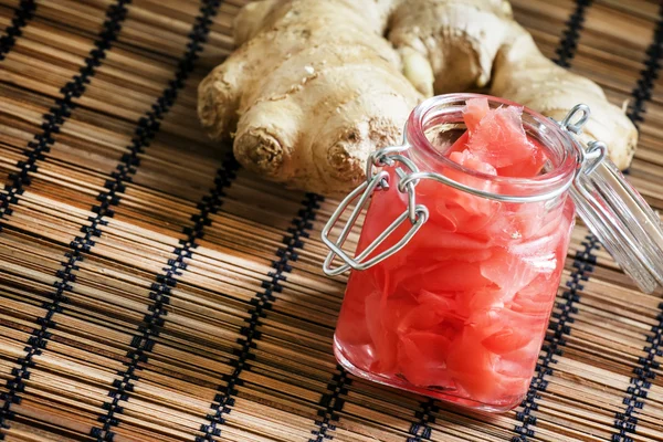 Ingwer in einer Marinade, Glas — Stockfoto