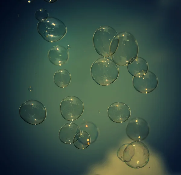 Fond naturel du ciel, bulles de savon sur fond de ciel — Photo