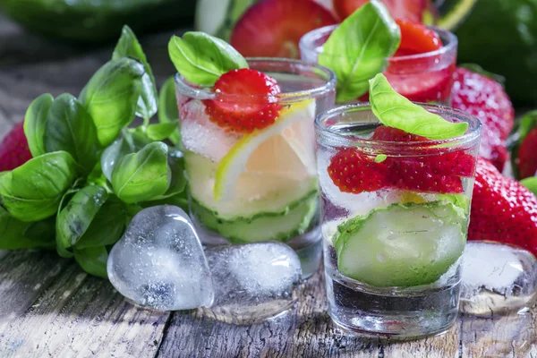 딸기를 곁들인 여름 레모네이드 — 스톡 사진