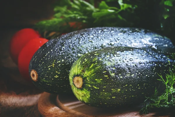 Grüne Zucchini auf dem Holzschneidebrett — Stockfoto