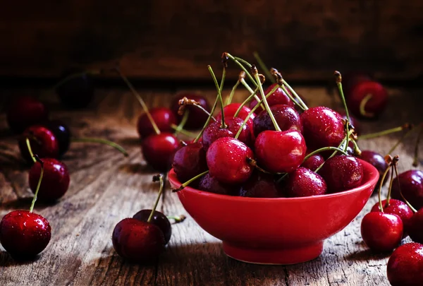 Cerezas rojas dulces en un tazón rojo — Foto de Stock