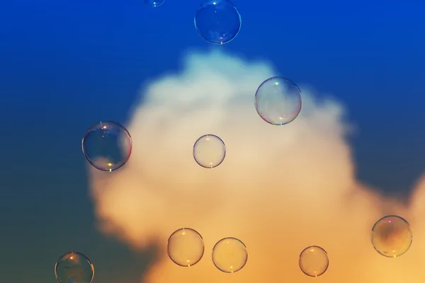 Мильні бульбашки, літній природний фон — стокове фото
