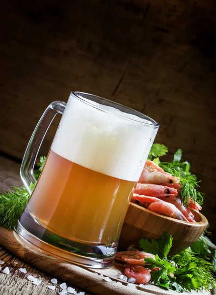 Пиво і креветки, старовинний дерев'яний фон — стокове фото