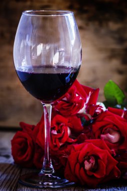 Kırmızı şarap ve kırmızı güller