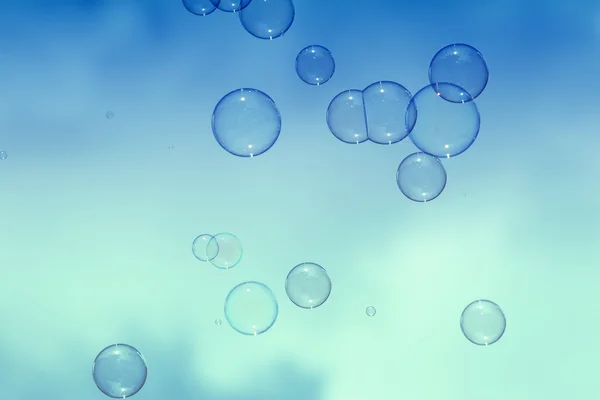 Мыльные пузыри, летний природный фон — стоковое фото