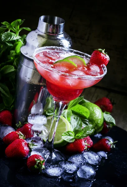 Cocktail alcoolisé aux fraises, citron vert et glace — Photo