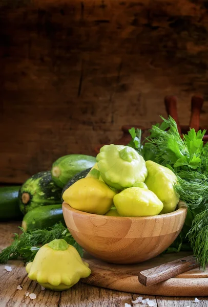 Gele kleine pattypans in een kom — Stockfoto