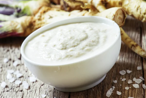 Rábano picante molido, salsa picante a la comida en un tazón blanco —  Fotos de Stock