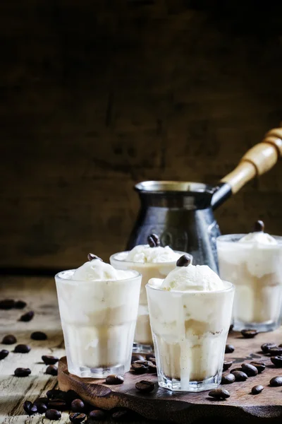 Sommer erfrischendes Dessert mit Kaffee und Vanilleeis — Stockfoto