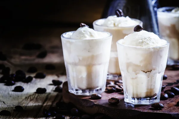 Dolce rinfrescante estivo con caffè e gelato alla vaniglia — Foto Stock