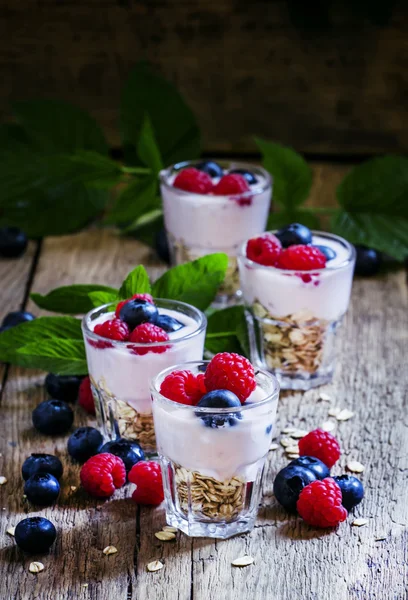 Sweet berry dessert with oatmeal, yogurt, blueberries and raspberries — Stock Photo, Image