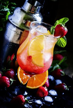 Alkollü kokteyl beyaz ile köpüklü şarap