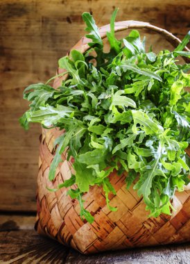 Hasır sepet içinde taze roka demet