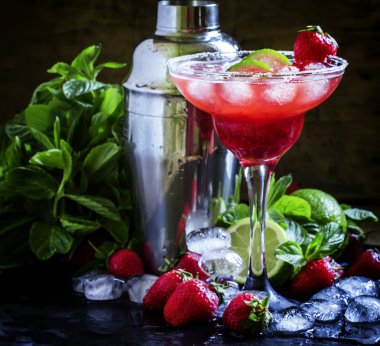 Çilek, kireç ve buz ile alkollü kokteyl