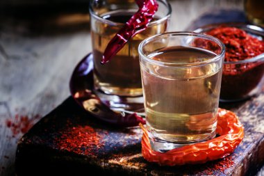 Biber ile geleneksel Ukrayna votka 