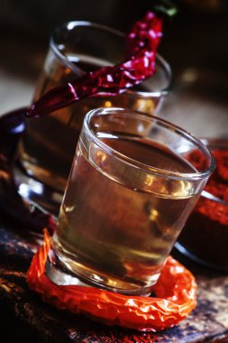 Biber ile geleneksel Ukrayna votka 