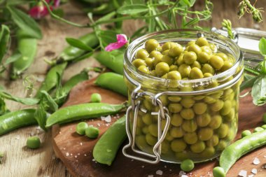 Bir cam kavanoza konserve bezelye