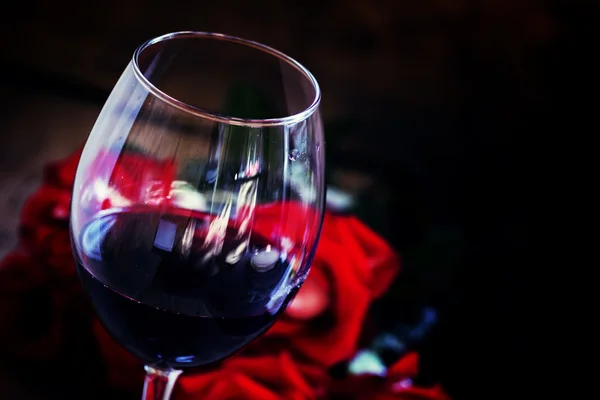 Červené víno a červené růže — Stock fotografie