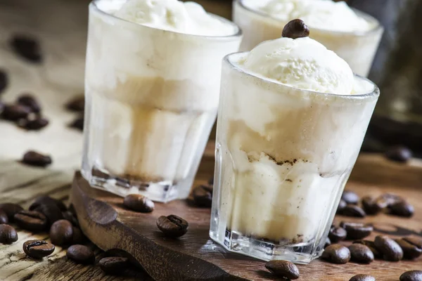 Summer refreshing dessert with coffee and vanilla ice cream — Stock Photo, Image